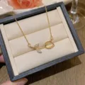 Detaillierte Makroansicht einer eleganten Gold-Tulpenkette mit Katzenauge in Schmuckschatulle - Tulpen-Halskette (X0101)