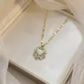 Elegante gouden ketting met een geruite parelbloem hanger en sprankelende zirkonia's - Klaver Strass Parel Stijl / X0421 Schaakbord Smaragd
