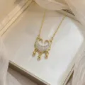 Κομψό χρυσό κολιέ με μενταγιόν Ruyi lock και αστραφτερά λευκά ζιργκόν για γυναίκες - Στυλ Κλειδαριά Ruyi (X0403)