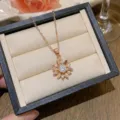 Élégant collier fleur en or rose avec pendentif en zircon dans son écrin noir. - Tournesol en Or Rose (X0310-3)
