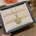 Collier élégant en acier titane plaqué or avec un pendentif fleur en zircon étincelant - Fleur en Zirconia Ajourée (X0309)