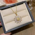 Elegante goldene Sonnenblume Halskette mit glitzernden Blütenblättern in Geschenkbox - Sonnenblumen-Stil (X0126)