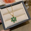 Elegante goldfarbene Halskette mit grünem tropfenförmigem Edelstein-Blumenanhänger - Grüne Blume Stil (X0168)