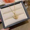 Élégant collier avec pendentif en cœur doré orné d'un adorable ours et de zircons - Ours Coeur (X0320)
