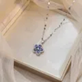 Nahaufnahme einer eleganten silbernen Blumenhalskette mit blauen Zirkonia-Steinen - Blaue Blumenhalskette (X0966)