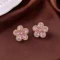Elegante vergoldete Ohrstecker mit rosa Kristallblumen auf braunem Satinstoff - Rosa Blumenstecker (E0191)