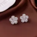 Detailaufnahme eleganter silberner Blumenohrstecker mit funkelnden Zirkonia-Blütenblättern - Weiße Blume Silber Ohrstecker (E0190)