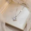 Nahaufnahme einer silbernen Herz-Halskette mit Engelsflügeln und Zirkonia-Edelstein - Herz Flügel Stahlfarbe Halskette (X0957)