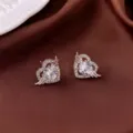 Detailansicht der herzförmigen silbernen Ohrstecker mit Engelsflügeln und Zirkonia - Herz Flügel Stahlfarbe Ohrstecker (E0491)