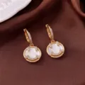 Nahaufnahme von goldenen Smiley-Ohrringen mit Perlmutt und Zirkonia-Verzierung - Smiley Perlmutt Ohrringe (E0976)