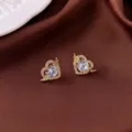 Elegante goldene Herz-Ohrstecker mit Engelsflügeln und funkelnden Zirkonsteinen - Herz Flügel Ohrstecker (E0490)