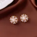 Elegante goldene Blumenstecker mit Zirkonia-Blütenblättern und einer Perle in der Mitte - Künstliche Perle Blume Ohrstecker (E0946) / Gold