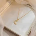 Élégant collier croissant de lune doré avec pendentif en zircons scintillants de luxe. - Style Lune (X0926)