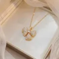 Collier trèfle doré élégant avec pétales en zircone blanche scintillante - Style Nœud (X0935)