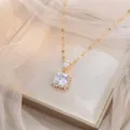 Collier élégant doré avec pendentif fleur en zircone blanche carrée et scintillant - Style Carré Blanc (X0952)