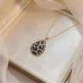 Collier doré élégant orné d'un pendentif luxueux en forme de goutte motif léopard - Style Goutte d'Eau (X0958)