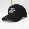 Detailansicht der weißen Vintage-Stickerei auf einer gewaschenen schwarzen Baumwoll-Baseballkappe - Verstellbar / Stil A Schwarz