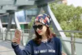 Dunkelblaue Beanie aus Kaschmirimitat mit Federmuster, getragen von einer asiatischen Frau. - Leaf hood navy blue / Verstellbar