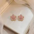 Élégantes boucles d'oreilles fleur en zircon rose montées sur or sur fond de boîte en soie - Fleur Rose (E0191)