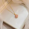 Vue détaillée d'un collier en or avec un pendentif en forme de pétale rose - Fleur Arrondie Rose (X0751)