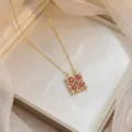 Vista detallada del collar de oro con cuatro piedras de circonita de corazón rojo - Mosaico Cuadrado con Circonia de Corazón Rojo (X1063)
