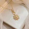 Gros plan d'un élégant collier à pendentif soleil doré serti de pierres de zircone. - Style Zirconia Tournesol (X0945) / Or