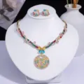 Vue détaillée d'un ensemble de bijoux en zircone colorée avec collier et boucles d'oreilles - Style Rond Creux Multicolore (PJ-205)