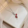 Détail collier fleur argent élégant avec pétales en zircon rouge profond et pierres zircone - Pétales Rouges (X0810)