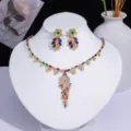 Détail d'une parure de bijoux colorée avec collier et boucles d'oreilles en zircon. - Style Floral à Gland en Spirale (PJ-207)