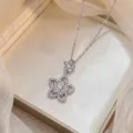 Λεπτομερής προβολή ενός κομψού κολιέ με φλοράλ μενταγιόν και λαμπερά ζιργκόν πέτρες - Στυλ Λουλούδι Διπλής Στρώσης (X0950) / Χρώμα Ατσαλιού