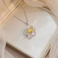 Détail d'un collier à pendentif fleur en argent avec un zircon jaune en forme de cœur. - Style Fleur Zircon Jaune Cœur (X0953) / Acier