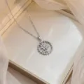 Gros plan détaillé sur un élégant collier argenté avec pendentif floral en zircone - Tournesol Argenté (X0820)