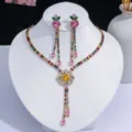 Gros plan détaillé sur l'ensemble vibrant collier et boucles d'oreilles fleur en zircon - Rose Vert Jaune Multicolore (PJ-225)