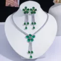 Détail d'une parure de bijoux avec collier fleur émeraude et boucles d'oreilles - Émeraude et Jaune (PJ-227)