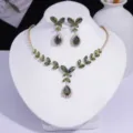 Détail du set de collier et boucles d'oreilles papillon en zircon vert olive sur buste - Style Feuille de Papillon Vert Olive (PJ-201)
