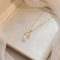 Collier élégant en or avec un pendentif éventail serti de zircons et deux perles - Perle en Forme d'Éventail (X0861)