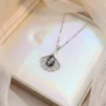 Vue détaillée d'un collier pendentif élégant en feuille de ginkgo avec zircon noir - Style Strass Noir en Éventail (X0971) / Acier