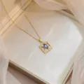 Collier en or élégant avec un pendentif en pierre marquise bleue dans son coffret cadeau. - Hollow Rectangular Blue Marquise Rhinestone Style (X0916)