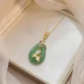 Collier doré élégant avec pendentif goutte d'eau verte et motif de queue de poisson - Goutte d'Eau Verte (X0870)