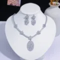 Parure de collier et boucles d'oreilles fleurs en zircon argenté sur buste bijoux - Blanc Argenté (PJ-218)