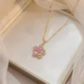 Élégant collier doré orné d'un pendentif fleur en zircon rose scintillant dans un coffret - Fleur à Cinq Pétales Rose (X0965)