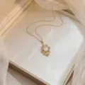Collier pendentif fleur doré élégant avec zircone ovale dans son écrin - Pétales Dorés Zirconia (X0873)