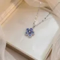 Collier élégant avec un pendentif fleur en zircon bleu sur une fine chaîne argentée. - Fleur à Cinq Pétales Bleue (X0966)