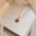 Élégant collier en or avec pendentif fleur en zircon violet sur fond de satin - Fleur en Pierre Précieuse Violette (X0877)
