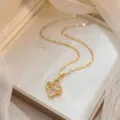 Collier pendentif fleur doré avec incrustation de zircon et gravure 'Flowers'. - Lettres Flowers Dorées (X0882)