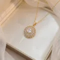 Collier élégant avec pendentif fleuri doré orné de zircons cubiques brillants. - Style Pétale Composite Zirconia Carré (X0974) / Or