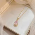 Élégant collier doré avec pendentif fleur en zircon rose poire dans un coffret cadeau - Base Goutte d'Eau Rose (X0889)