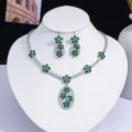 Parure de bijoux élégante avec fleurs en zircon vert émeraude, collier et boucles d'oreilles - Émeraude et Argent (PJ-226)