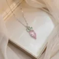 Collier délicat avec pendentif carotte, zircons roses et verts, finition argentée - Style Forme de Carotte (X0962)
