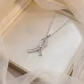 Élégant collier avec pendentif ruban argenté serti de zircons baguette en boîte cadeau - Style Ruban Enroulé (X0969)